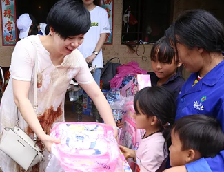 當(dāng)走在前面的時(shí)候，別忘了拉后面的人一把——記干塘子村捐助